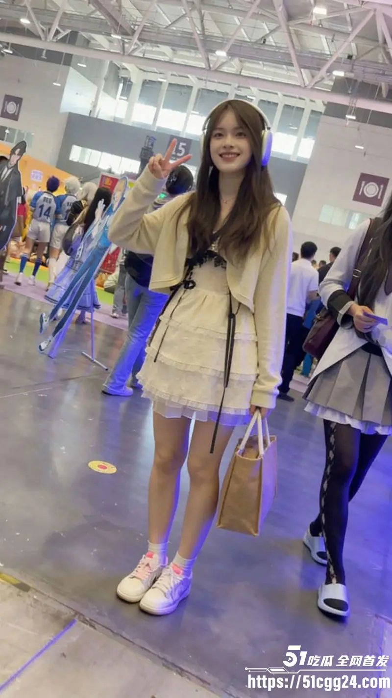 漫展偷拍甜美学生妹 修长玉腿迈步轻移 无内短裙下嫩穴若隐若现 春光外泄欲火焚身! 图3