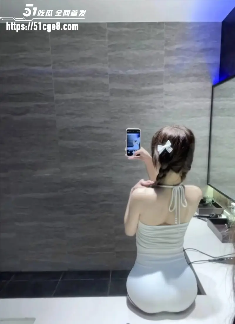 多位高颜值精神小妹 淫乱群P大秀穿黑丝网袜激情泄欲 场面刺激全程撸点！ 图4