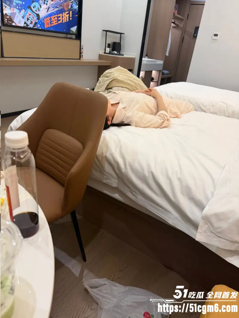 炸裂NTR剧情照进现实 渣男为升职加薪主动献妻 伺候领导客户被轮番内射 满腹野种让绿帽激动不已! 图10