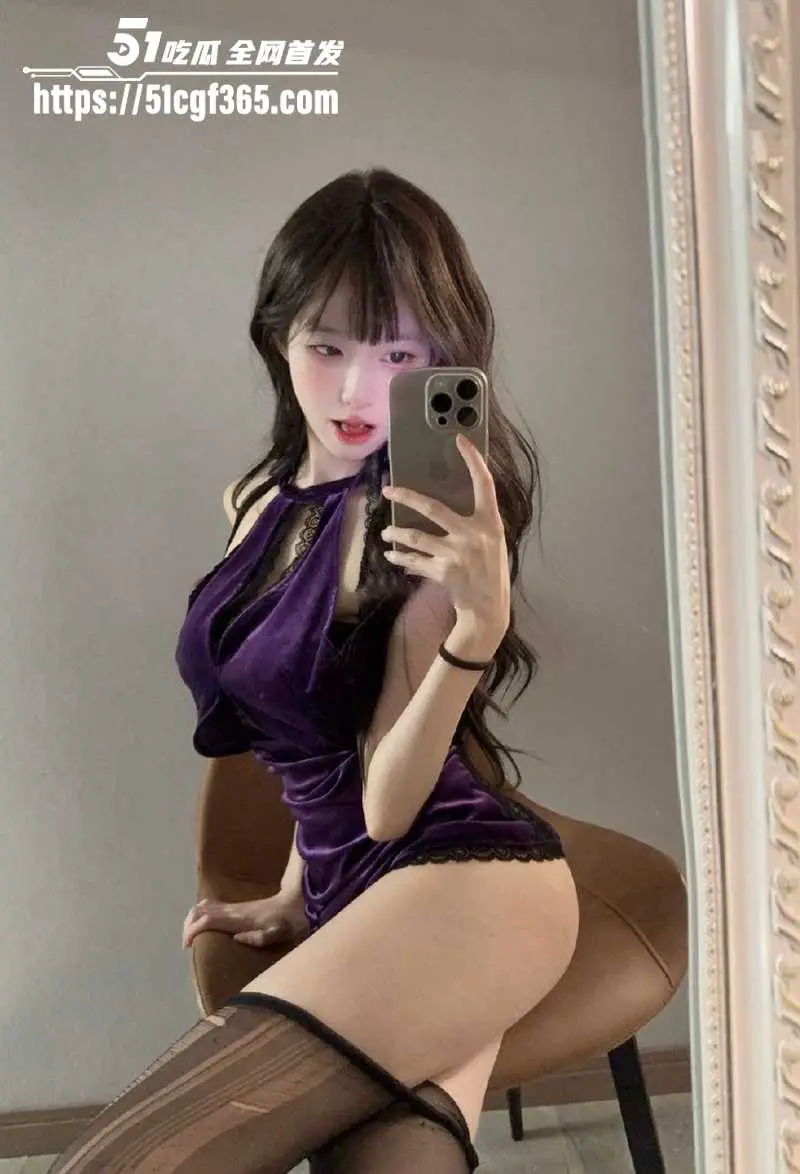 超美巨乳网红 小马漫漫 各种情趣装性感露奶 黑丝美腿玉足撩骚 水润鲍鱼若隐若现 淫媚表情诱人至极！ 图2