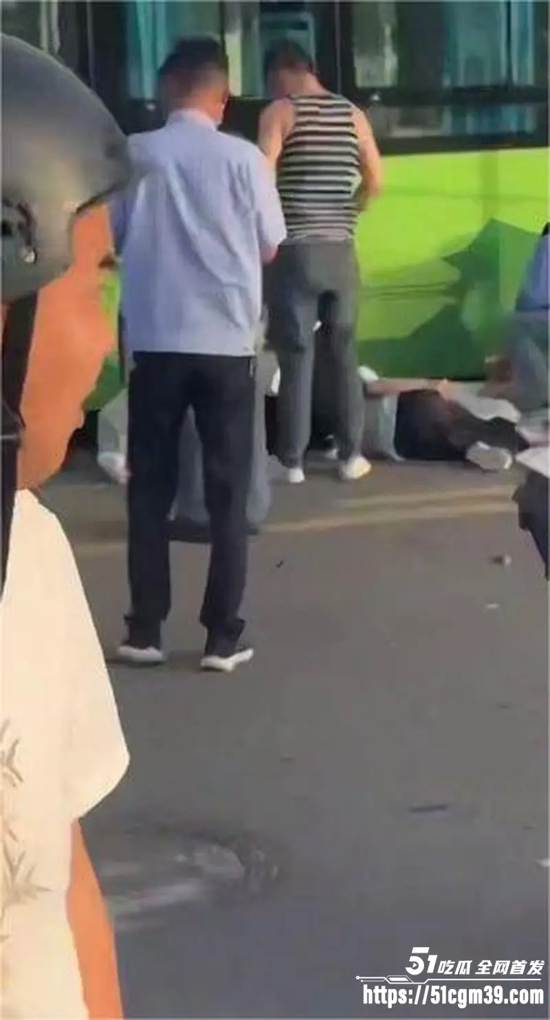 西安青龙寺地铁站车祸事件 特斯拉连撞3人现场血肉模糊 62岁大妈操作不当酿成惨祸 图1