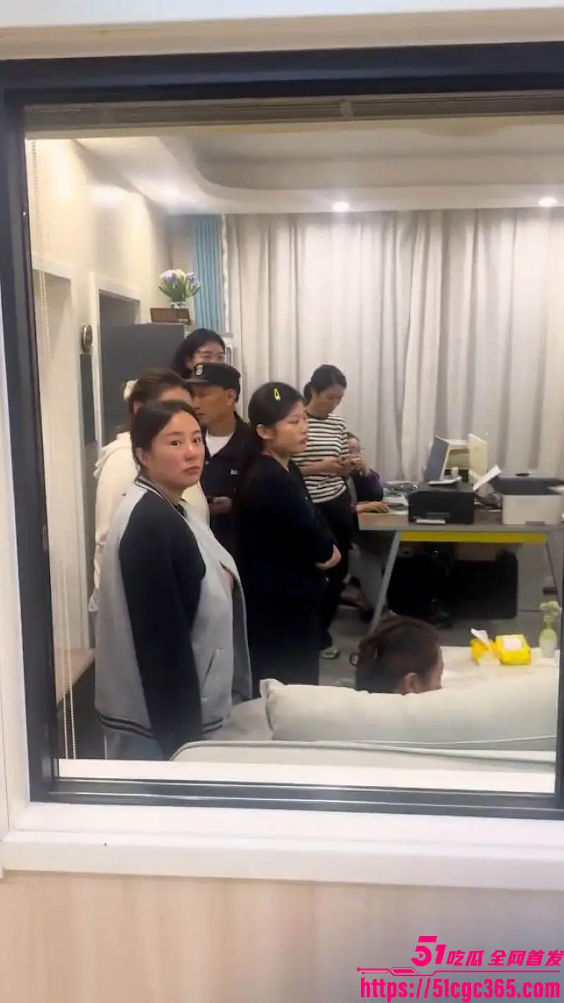 沂南米格派森幼儿园虐童事件 保安暴力阻录像 掐肚子关黑屋捂脸 孩子浑身淤青哭喊 简直禽兽不如！ 图5