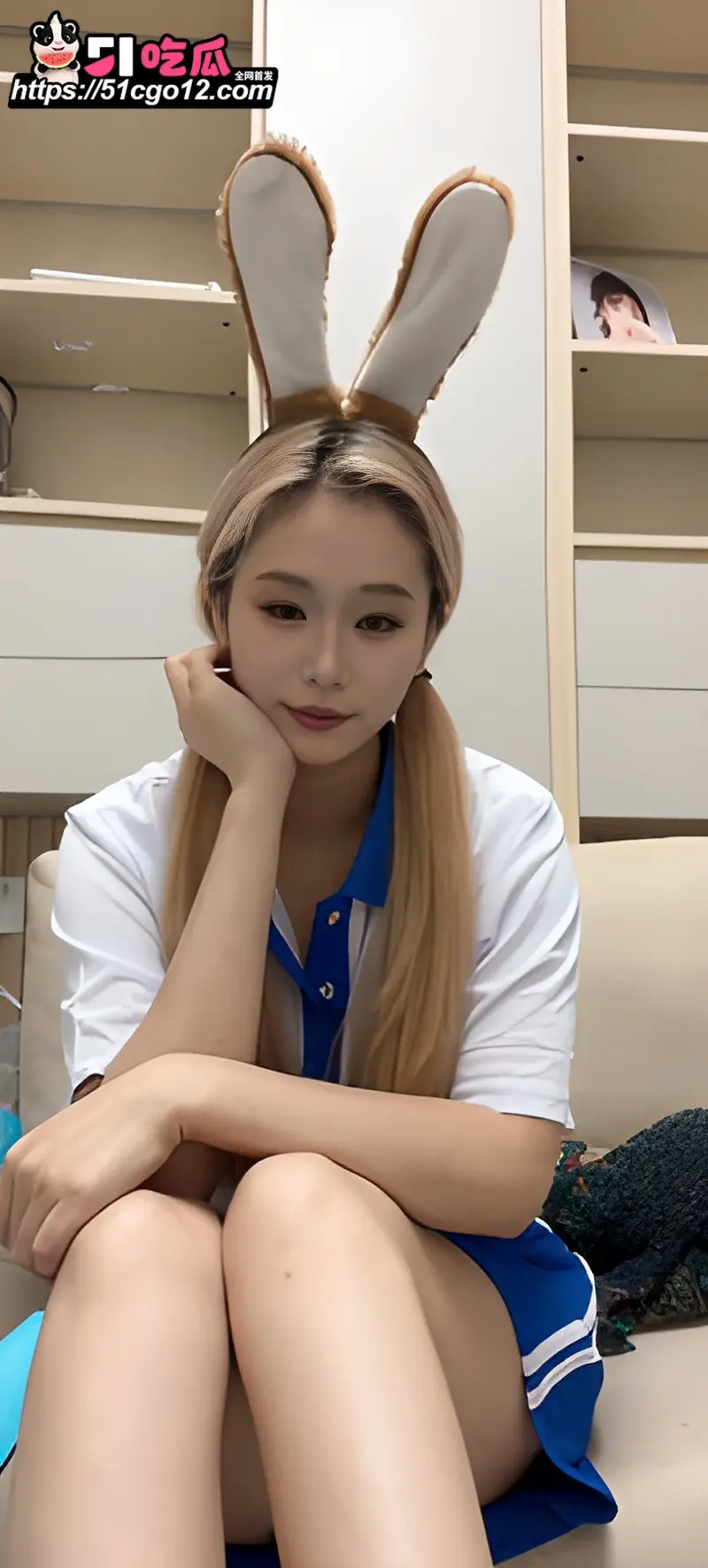 抖音网红 宵夜 定制福利 身穿校服道具蹂躏蜜穴 抽插高潮黑森林魅惑诱人 图1