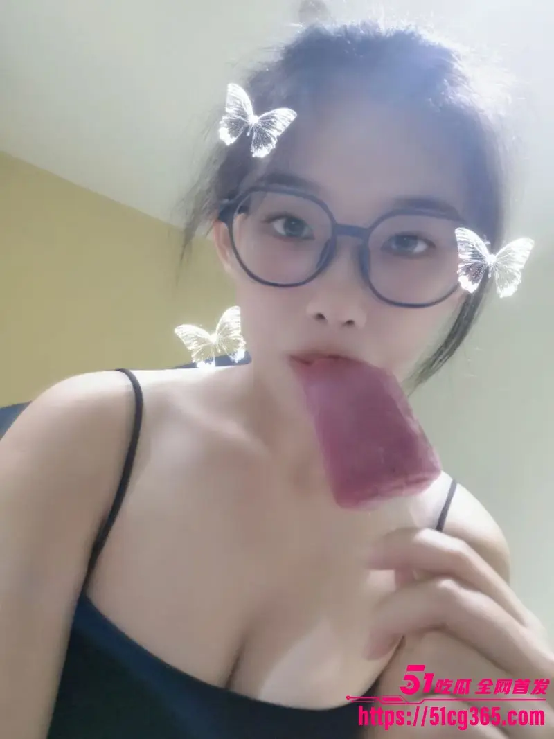 大奶眼镜妹自拍裸照性爱视频泄密 娇羞反差骚爆全网 骑乘后入肥臀摇晃 淫水四溅! 图1