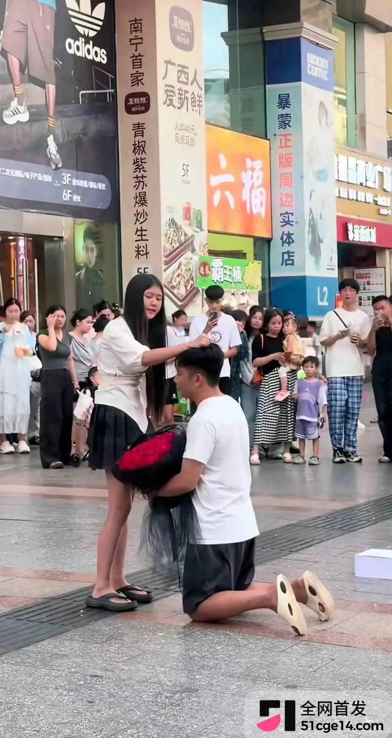 广西南宁朝阳广场 男子双膝下跪卑微求婚 被女方不断羞辱 舔狗最终一无所有! 图4