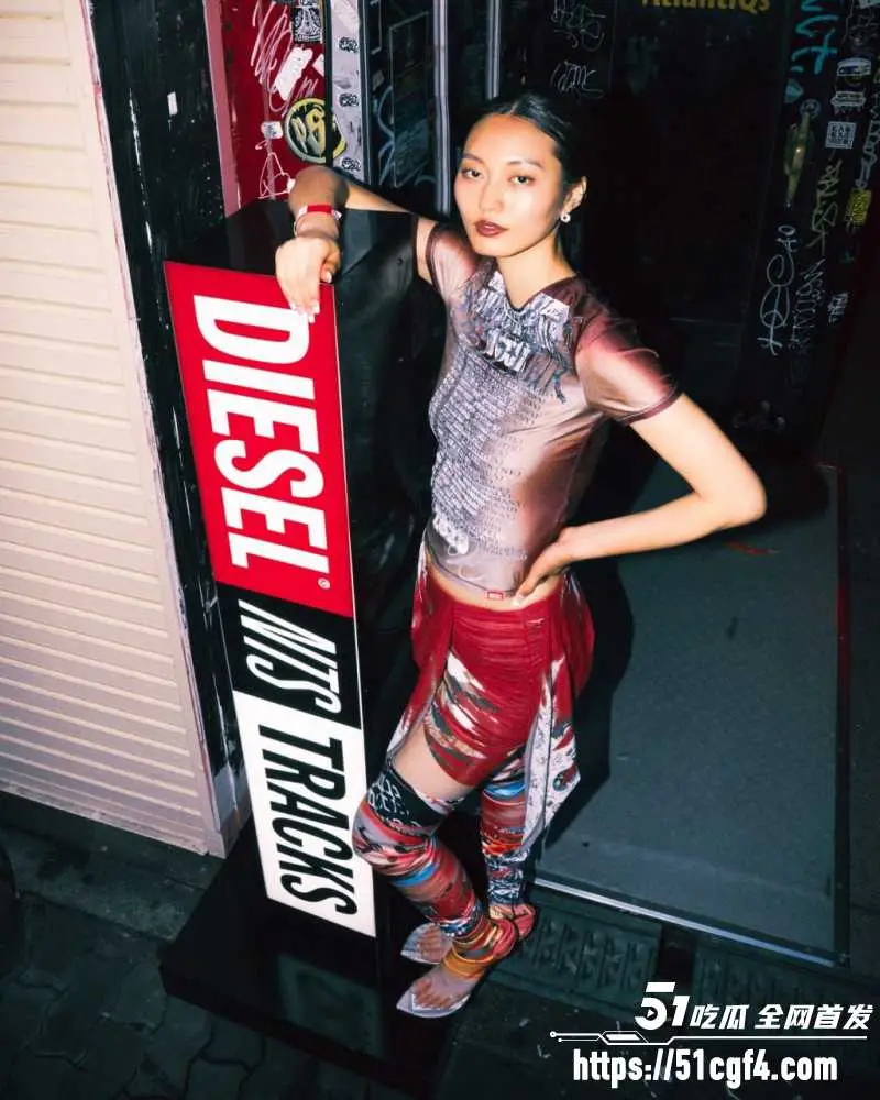 韩国seventeen男团成员 徐明浩 新加坡夜店聚会 与素人美女搂抱 厕所激情交欢! 图11