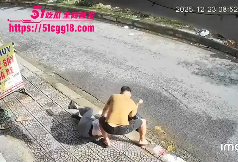 越南惊现血腥杀神！男子当街狂刺女子数十刀 头颈喷血倒地挣扎 现场手刃渣女 监控视频曝出！ 图4