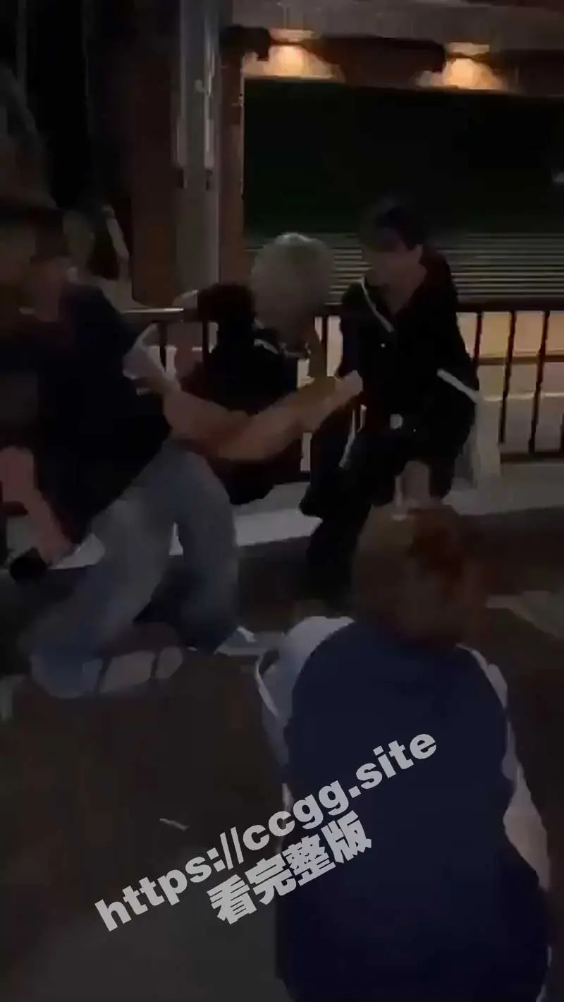 变态岛国真实性侵 美少女夜街头惨遭不良少年玩弄 手铐锁铁栏强脱内裤蹂躏下体 图1