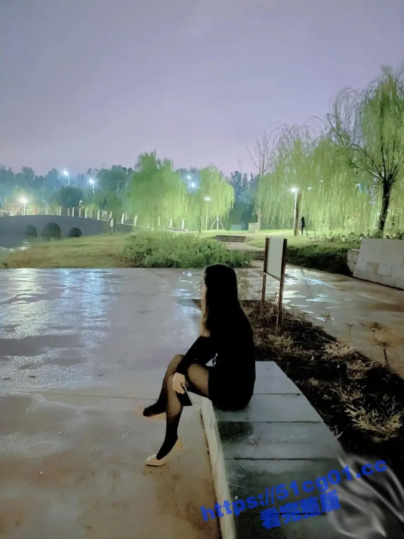 海角大神强奸少妇邻居后 竟然成功发展成了他的母狗!在楼梯间操逼内射! 图4