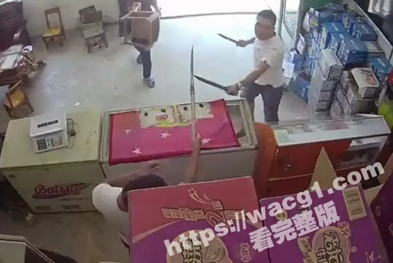 广西两男子邻里矛盾拔刀相向 双刀VS关公刀 这一战简直酣畅淋漓 店内监控流出 图2