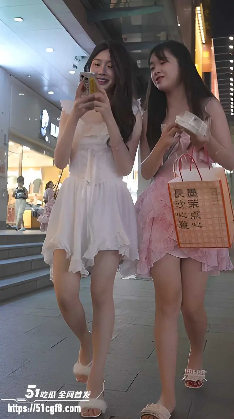 偷拍大神商场尾随抄底 多位美女裙下骚内清晰可见 行走间散发淫骚魅力！ 图1