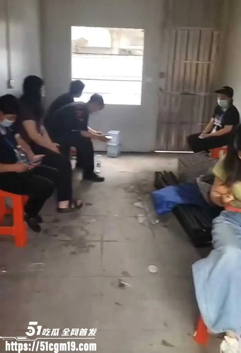 广州三元里村 破门抓人强拆视频爆火 多名业主被黑衣人拖走软禁 激烈场面引发围观! 图7