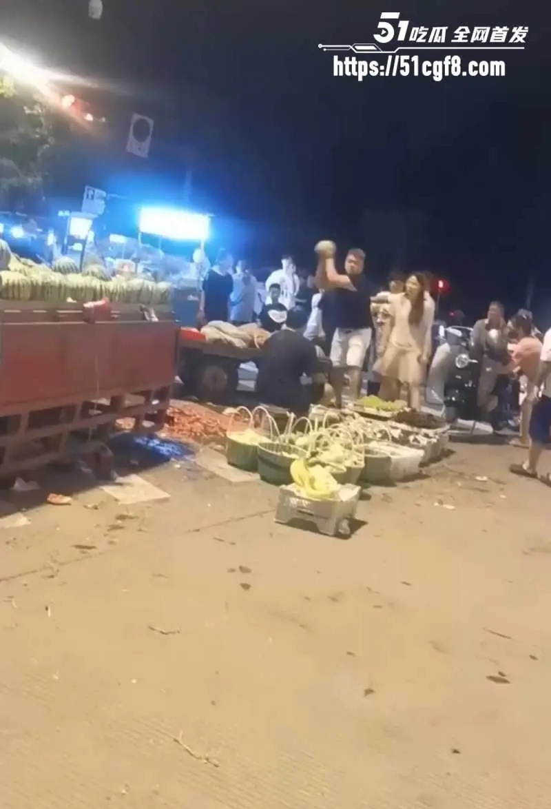 宁波恶毒夫妻 挑瓜掐果还耍凶 疯狂砸瓜殴打摊主 现场视频让人恨的牙根痒 图1