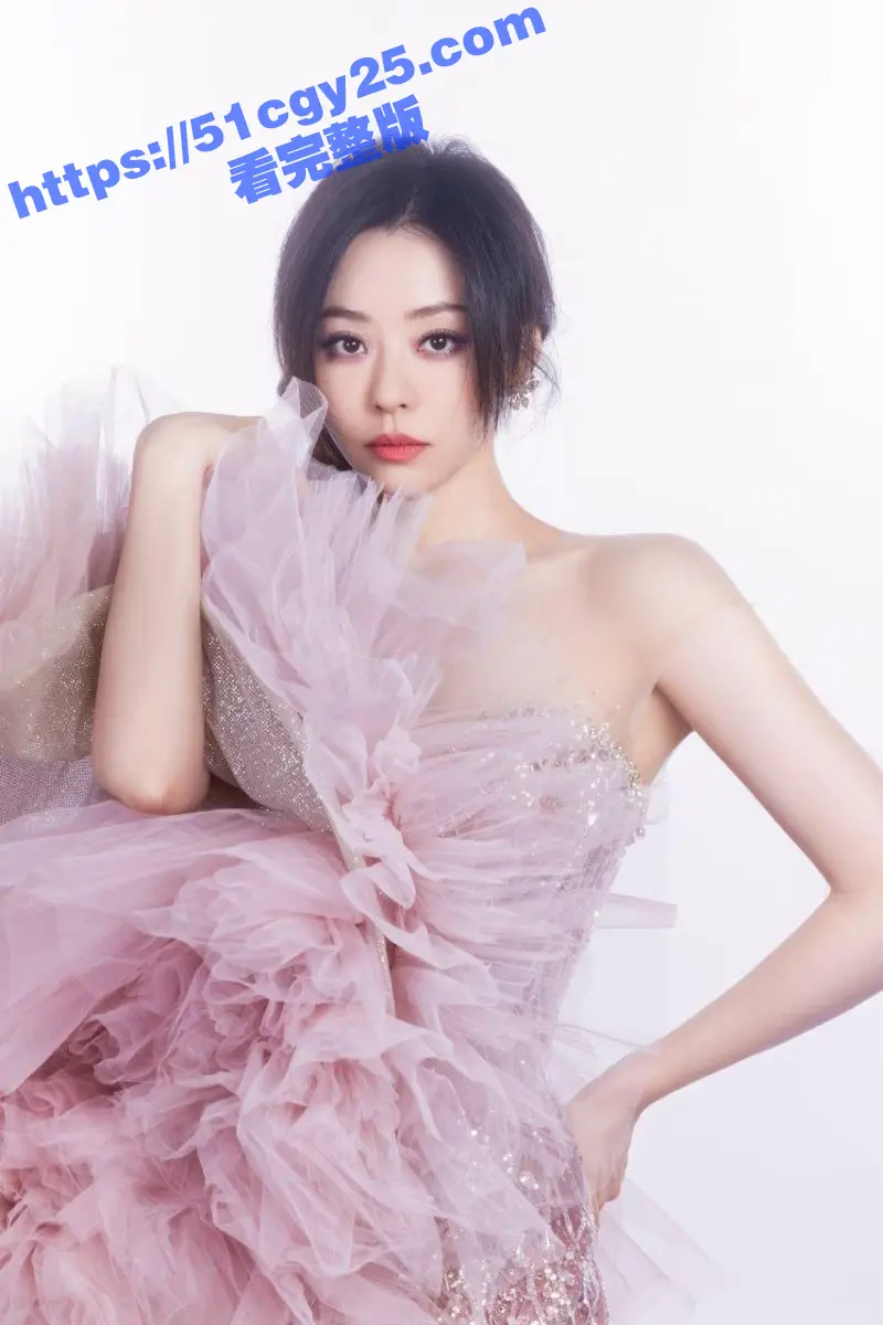 绝美歌后 张靓颖 九万字妆造爆火 早期曾“逼婚”比其大19岁的渣男 还为其打乳钉！ 图1