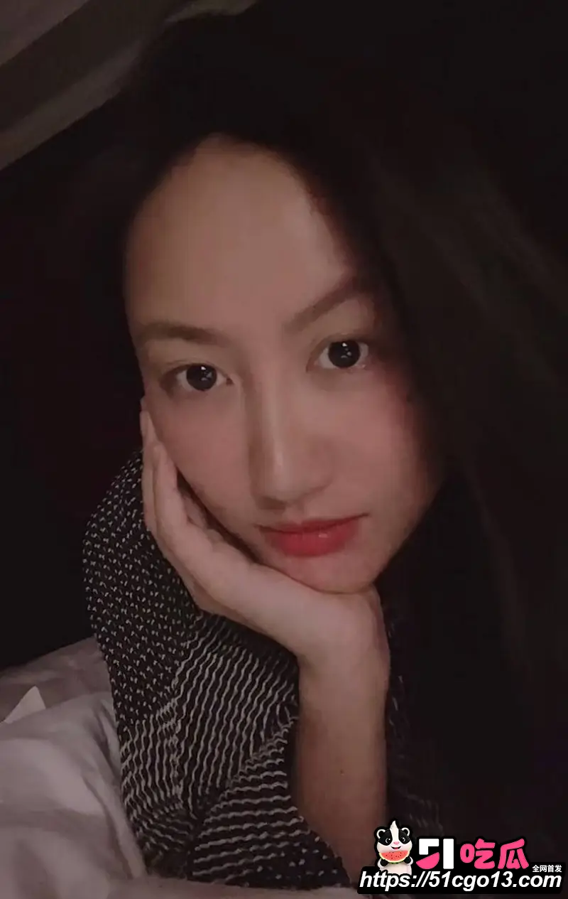 王菲男闺蜜 Ryan 音乐节当众性骚扰 陈粒 强行搂抱咸猪手 当场竖中指硬刚 图11