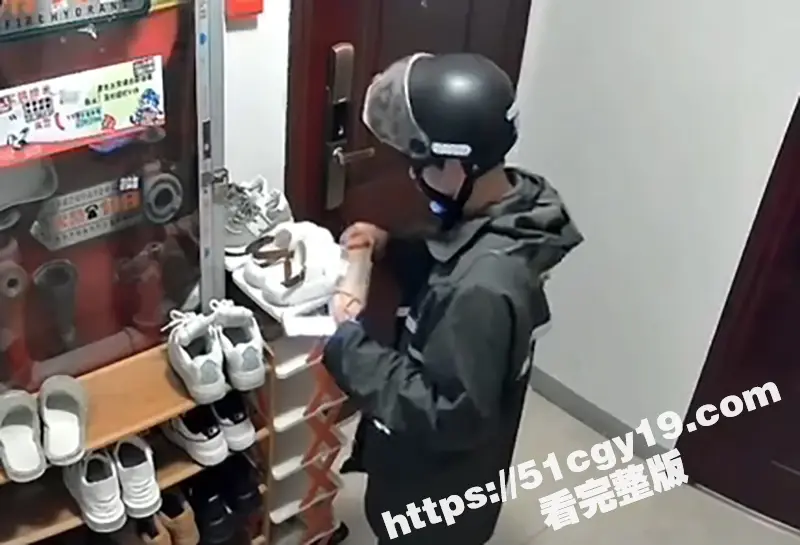 南通拆迁房小区 半夜惊现变态男 蹲守民宅狂舔女户主高跟鞋 五分钟监控视频流出! 图4