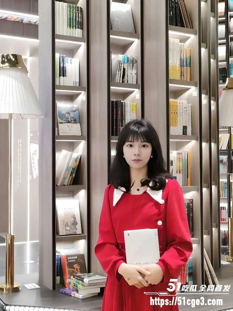 大庆师范学院校花 谭晶 厕所被偷拍 清纯长发美女蹲坑露浓密黑毛骚穴 图1
