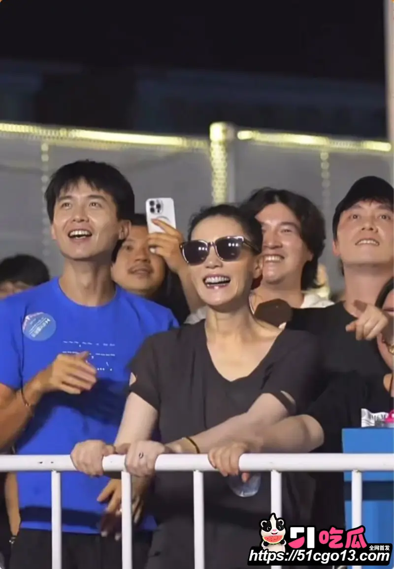 王菲男闺蜜 Ryan 音乐节当众性骚扰 陈粒 强行搂抱咸猪手 当场竖中指硬刚 图30