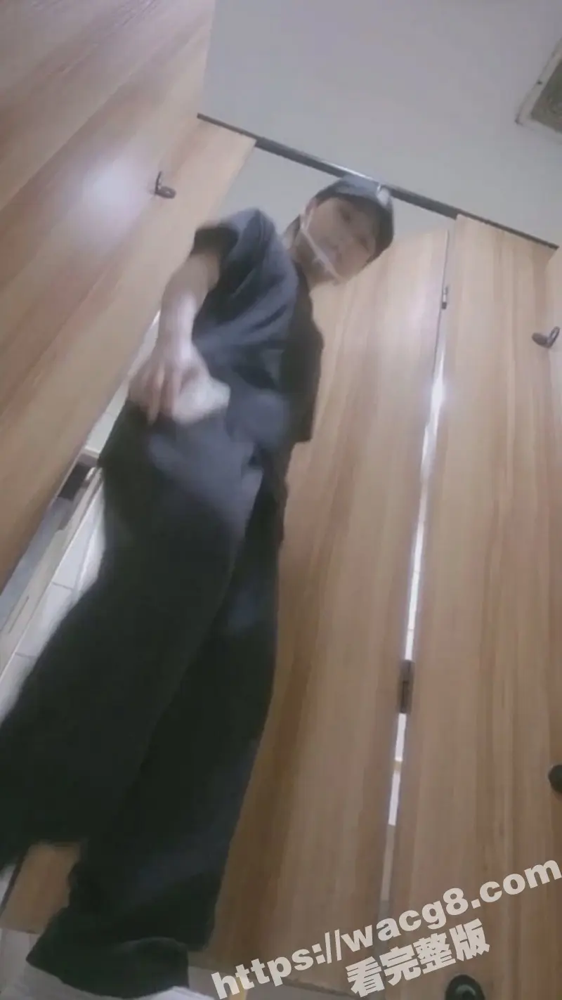 商场女厕偷拍系列 多位年轻少女和少妇露脸露逼 更有打暑期工的黑衣美眉不停抠逼! 图4