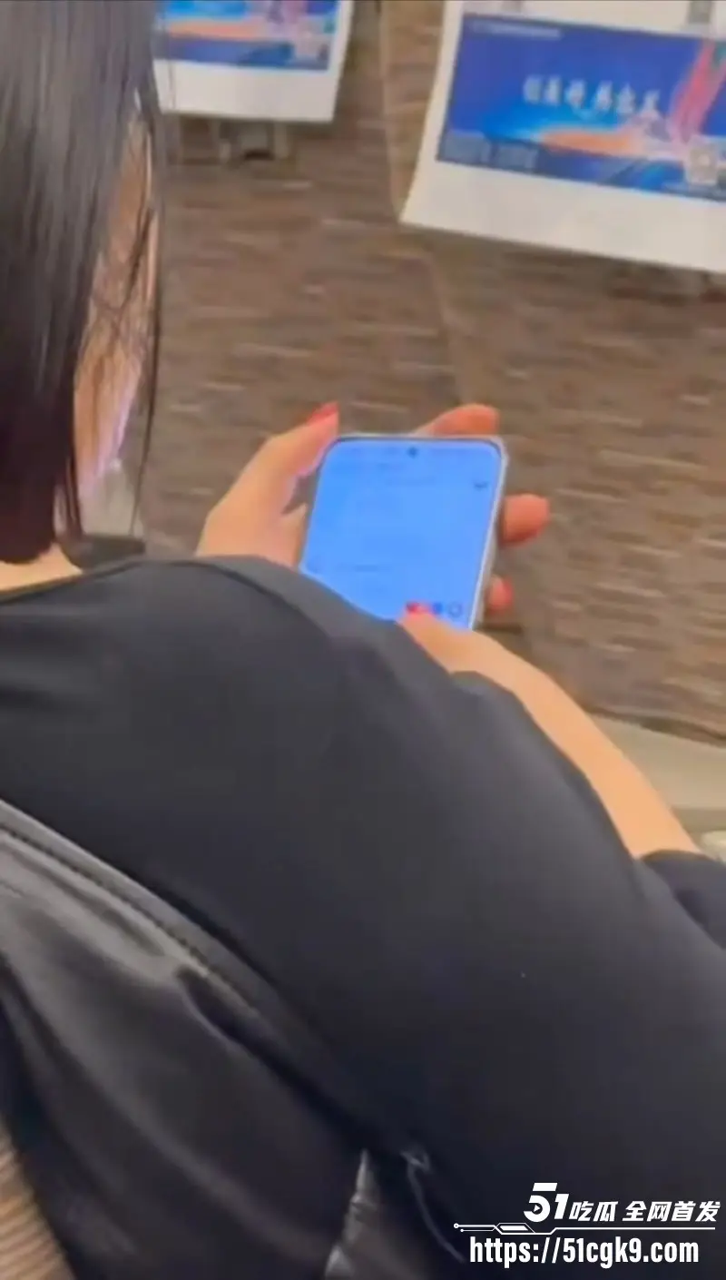 小仙女高铁上业务繁忙!发送各种性爱视频撩骚 聊天内容露骨到炸 偷拍哥错过要联系方式! 图1