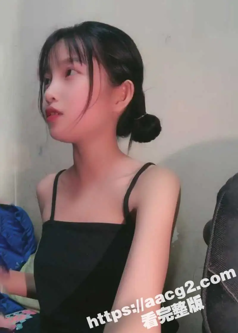 假经纪人以高薪模特职业为诱饵 诱骗高颜值短发清纯学生妹脱光展示娇嫩躯体 掰开嫩穴自慰表演淫戏 图6