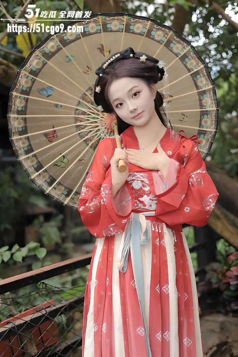 苏州汉服妹子 偷情视频 跑到隔壁骑乘朋友大屌 大屁股猛摇不停 真不怕老公发现吗? 图1