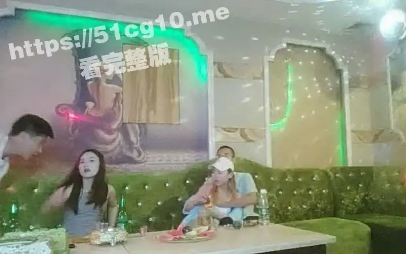 『淫乱KTV』服务员偷拍客户在淫乱会所里4P大战做爱 发海外平台挣点零花钱 图1