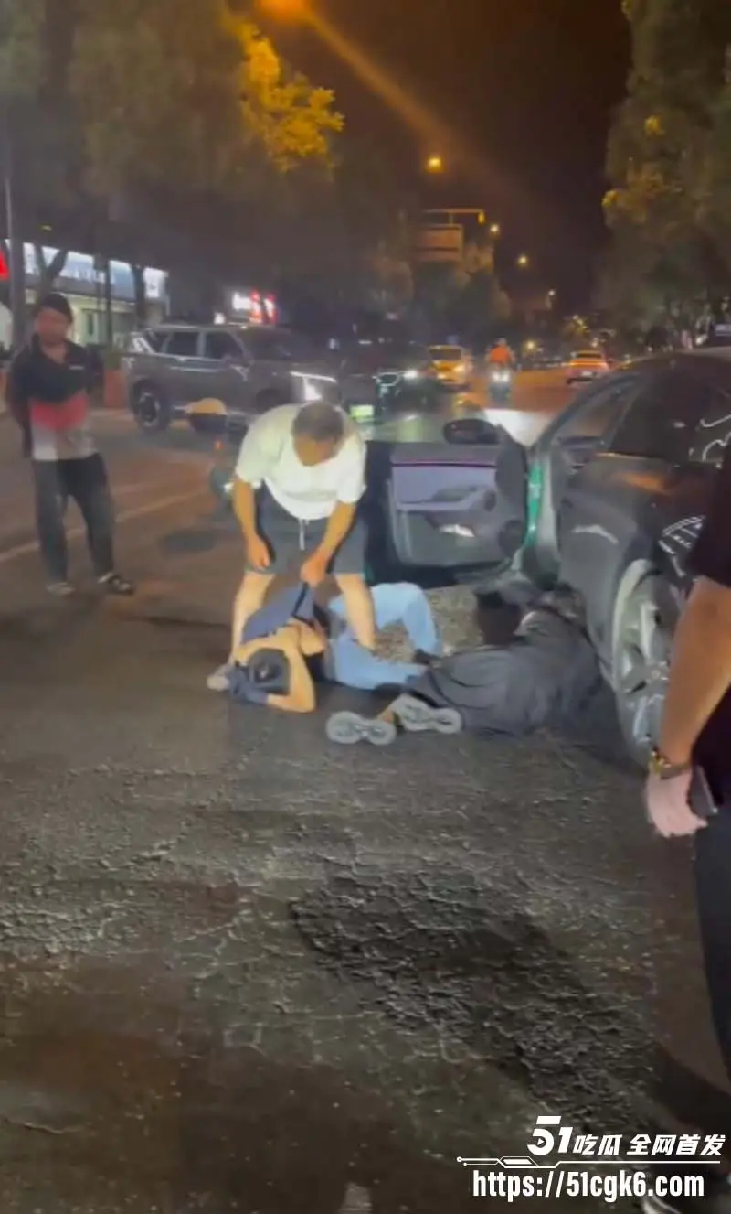 史上最解气抓奸现场!狗男女偷情被猛男原配当街抓包 荡妇保护奸夫被双双暴揍! 图4