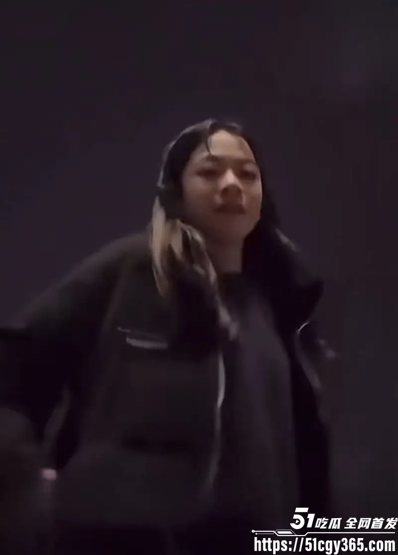 南宁邕江桥快手直播跳桥惨案!女子深夜开播自杀 网友弹幕开导无果 转身一跃巨响回荡! 图2