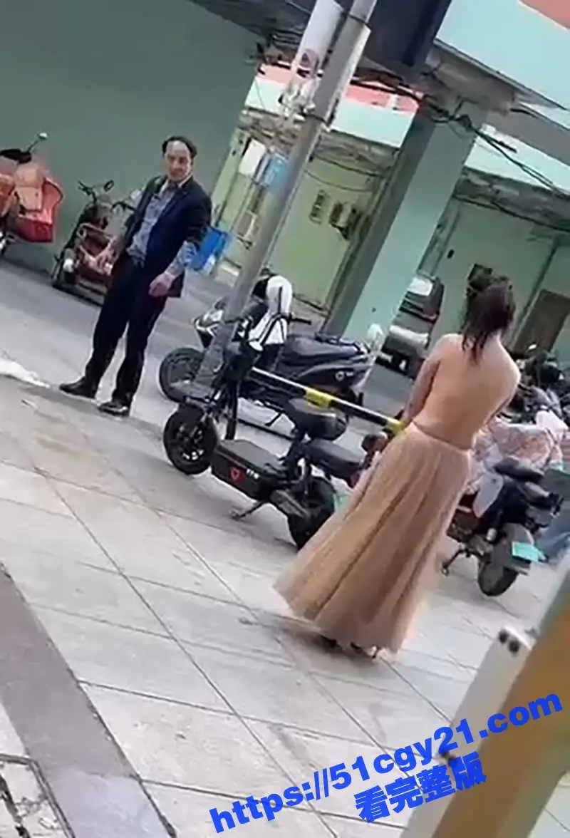 情侣吵架渣男竟逼美妇脱光还债！大奶美女赤裸崩溃大喊 好心路人出手帮忙 完整视频炸裂全网！ 图7