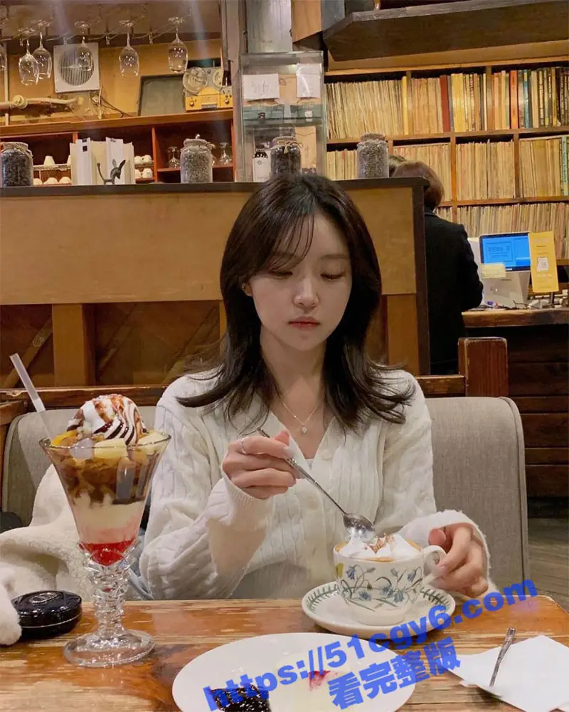 韩国极品瑜伽讲师 被小哥拉下海 玲珑小奶紧致菊花遭暴力吮吸 爽的妹子直翻白眼！ 图1