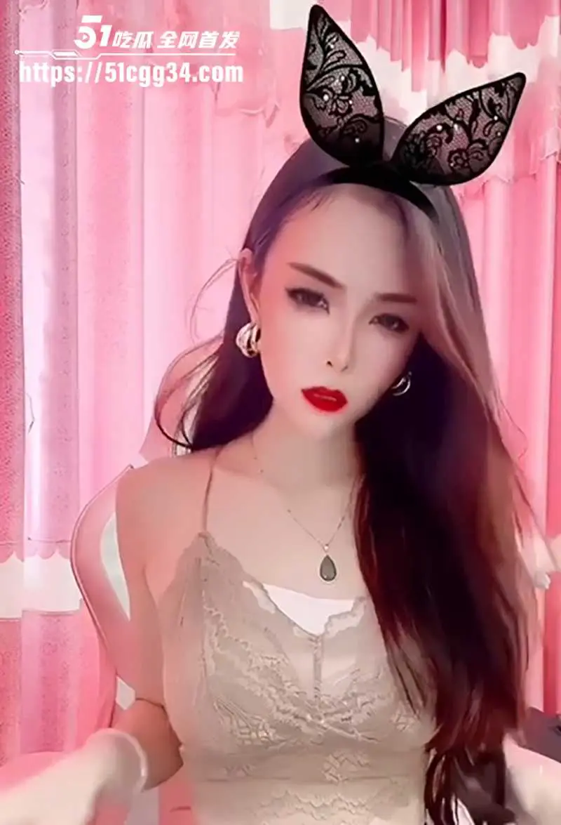 御姐网红 狐狸精FOO 脸穴同框淫装出镜 迎接各种玩具虐穴抽插 可欲可甜有淫骚裸舞 全程高清让人鸡动！ 图3