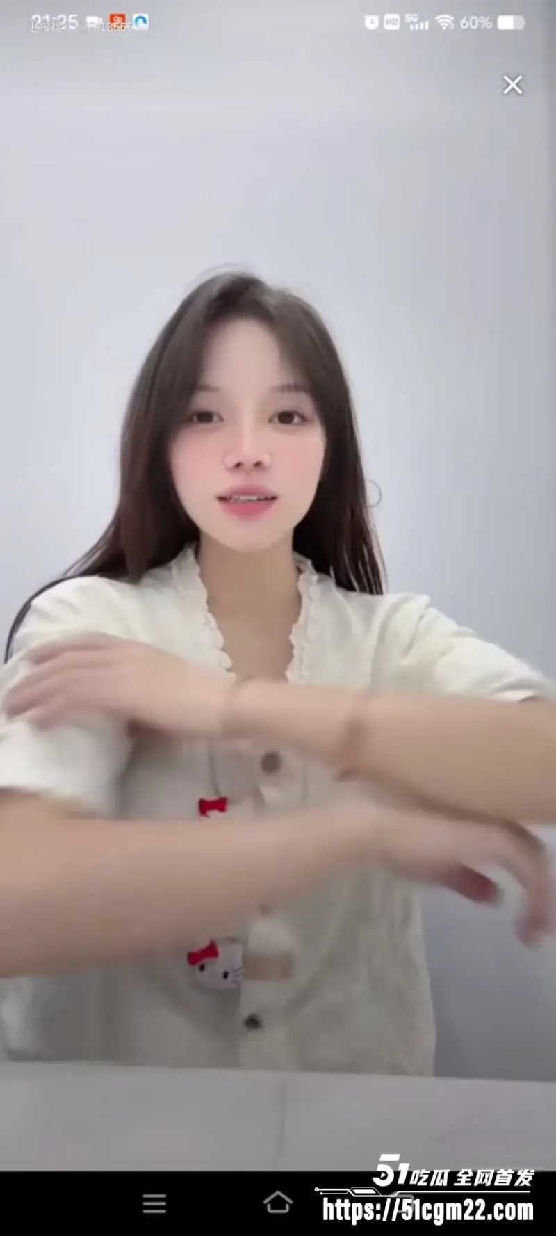 抖音快手网红闪现镜头合集 直播意外漏点乍泄春光 各种美腿美白身材一闪而过 图2