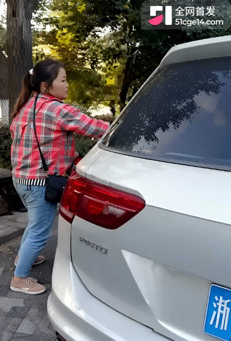 湖州西山漾惊爆车震抓奸好戏 疑似老头车震儿媳 女方被抓现场裸奔 更有偷情私拍全网炸裂! 图2