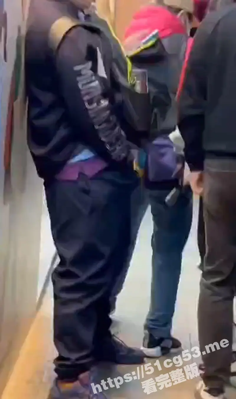 逆天！宁波某街头惊现变态男旁若无人的在人来人往的街头掏裆打飞机 手里还拿着手机边看边撸 图1