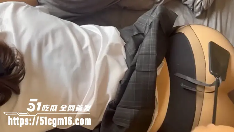 顶级身材性瘾母狗 被主人调教暴操 身裹黑丝撅臀迎合 尖叫求饶胯下淫水四溢! 图3