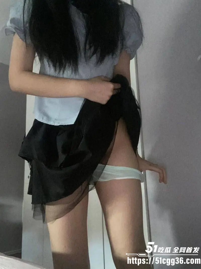 上海清纯学生妹 章楠鑫 天生淫骚性欲极强 主动送逼上门求操 紧致白虎穴堪称榨精神器! 图5