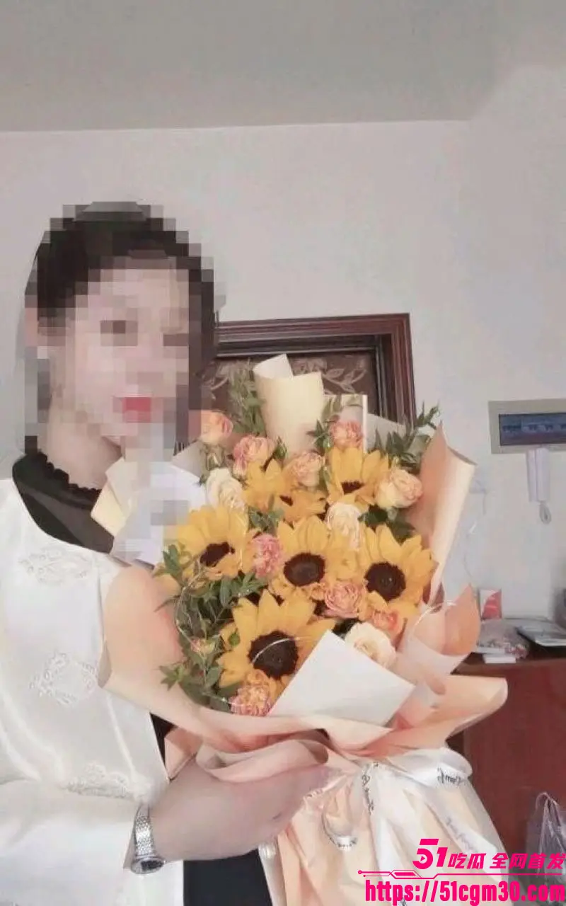 乱伦大神 我的妈妈是脚模 妈妈夜不归宿被情人操 我趁机带醉酒小姨回家狂干 图1