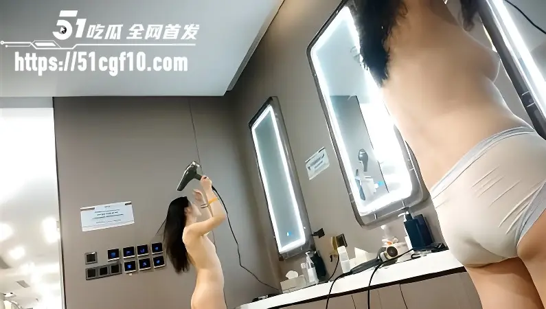 温泉会所针孔摄像头曝光 女更衣室近距离偷拍 年轻妹子换衣服身材全看光 图5