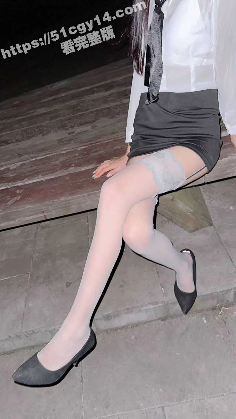 51原创小姨子的秘密 深夜带灰丝高跟小姨子去山顶激情车震 路边车来车往惊险刺激下内射满逼! 图4