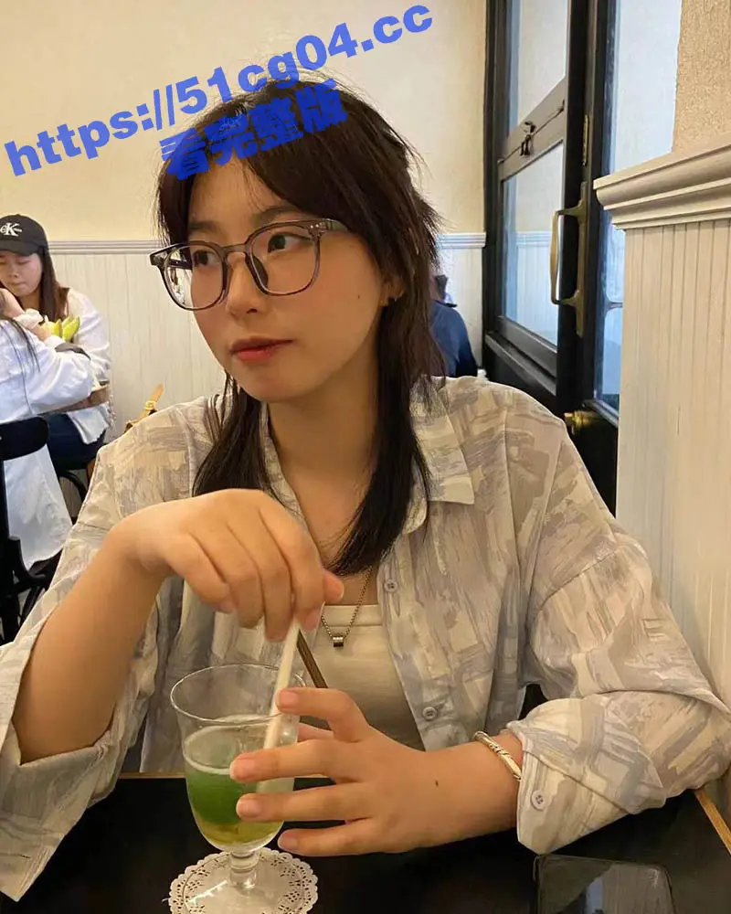 极品高颜值上海在读大学生美女 对着镜子扣逼自慰 被男友摁在床上操到委屈大哭 看着真是可怜呢 图3
