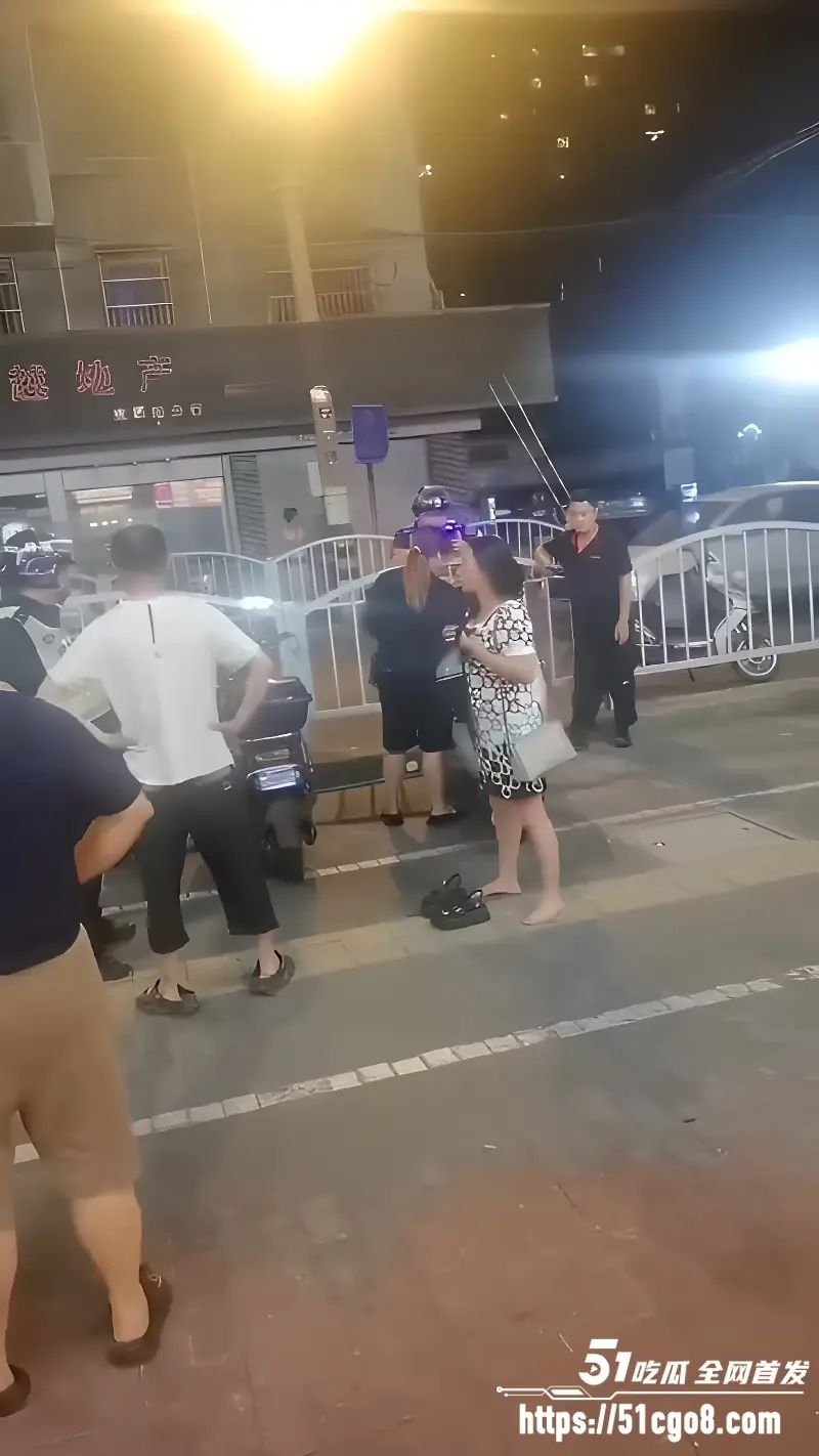 上海街头 原配与小三互殴 正宫当街压制连扇6巴掌 怒呛老公睡一堆女人我只打你! 图6