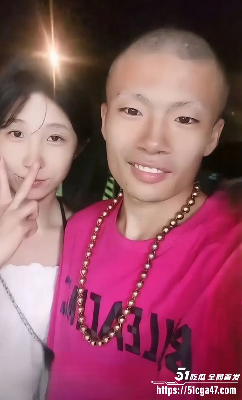 沈阳最精爆火的精神夫妻 龙王龙妃 性爱泄密 灵活舌头狂舔黑扇贝 无套打桩猛干 爽到她全身泛红! 图1