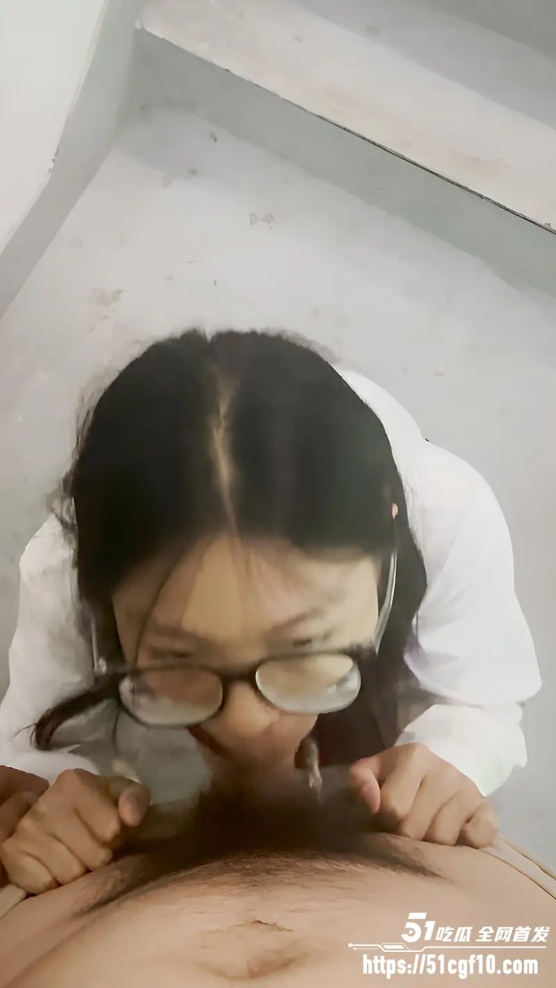 反差眼镜婊 小黎 与男友私拍泄漏 户外口交野战 外翻黑鲍被内射填满！ 图6