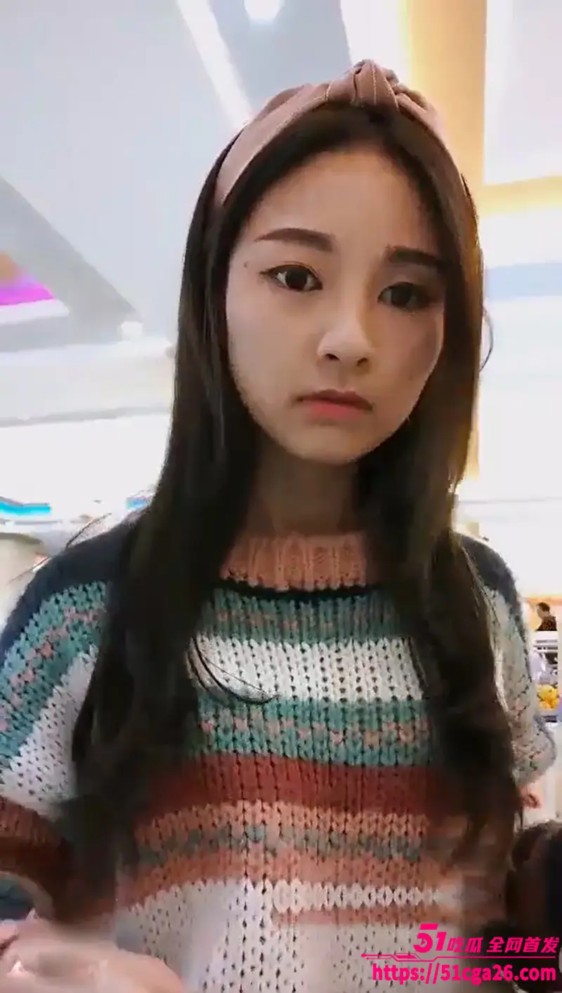 大三学生妹 桑桑 带着跳蛋主持婚礼直播 边主持边高潮震撼全场！ 图2