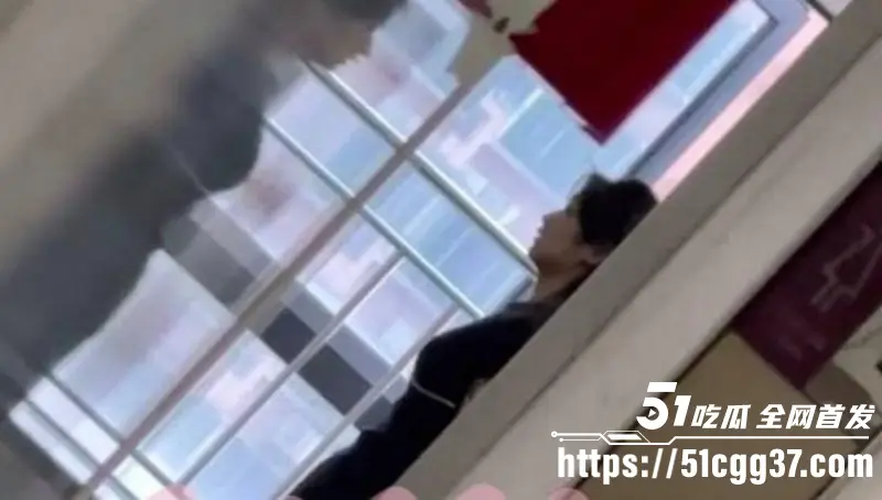 上海男子写字楼偷拍事件 孕期妻子在家养胎 潜入女厕不慎滑倒被抓 视频曝光喜提10天拘留! 图13