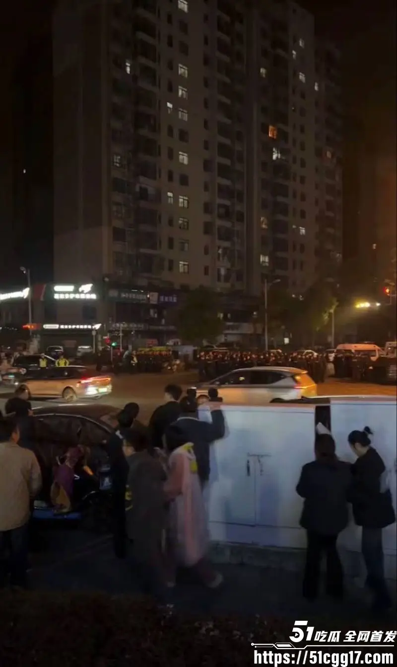 长沙外卖骑手集体抗议!合能璞丽小区双标禁骑车 数百兄弟跨平台集结鸣笛围堵 万人黄袍加身cos皇帝 令全网震惊! 图4