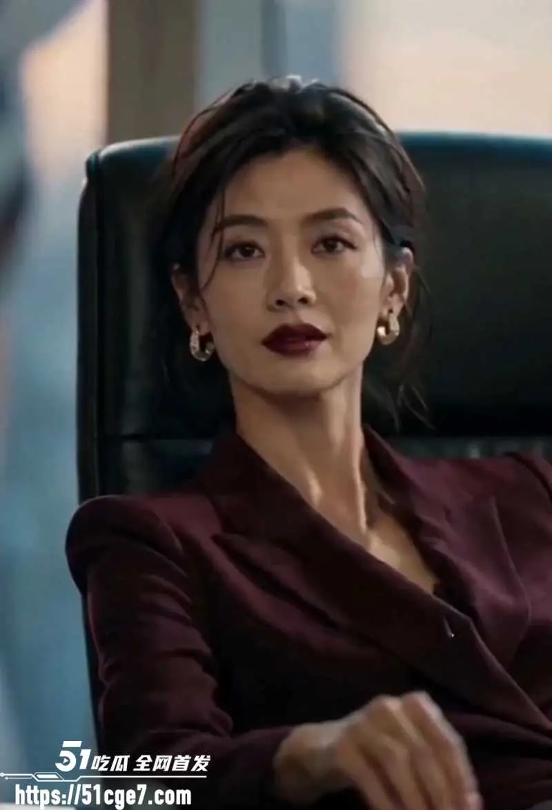 AI情色短剧 时尚禁果 第一集 新人助理被逼伺候男模 美女总监办公室偷情泄欲 图1