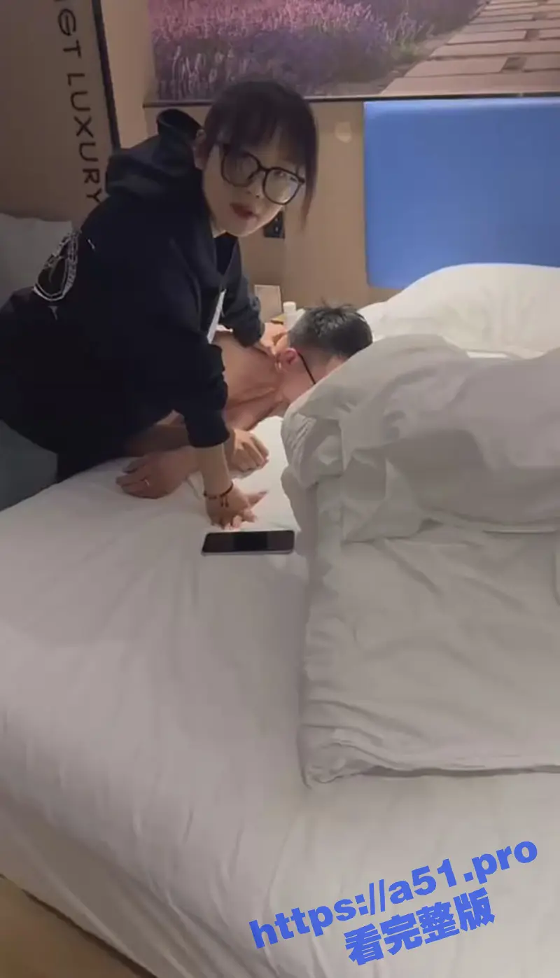 潍坊酒店8203热瓜！美团开房留错电话被女友捉奸的红内裤哥 后续高清完整版视频流出！ 图1