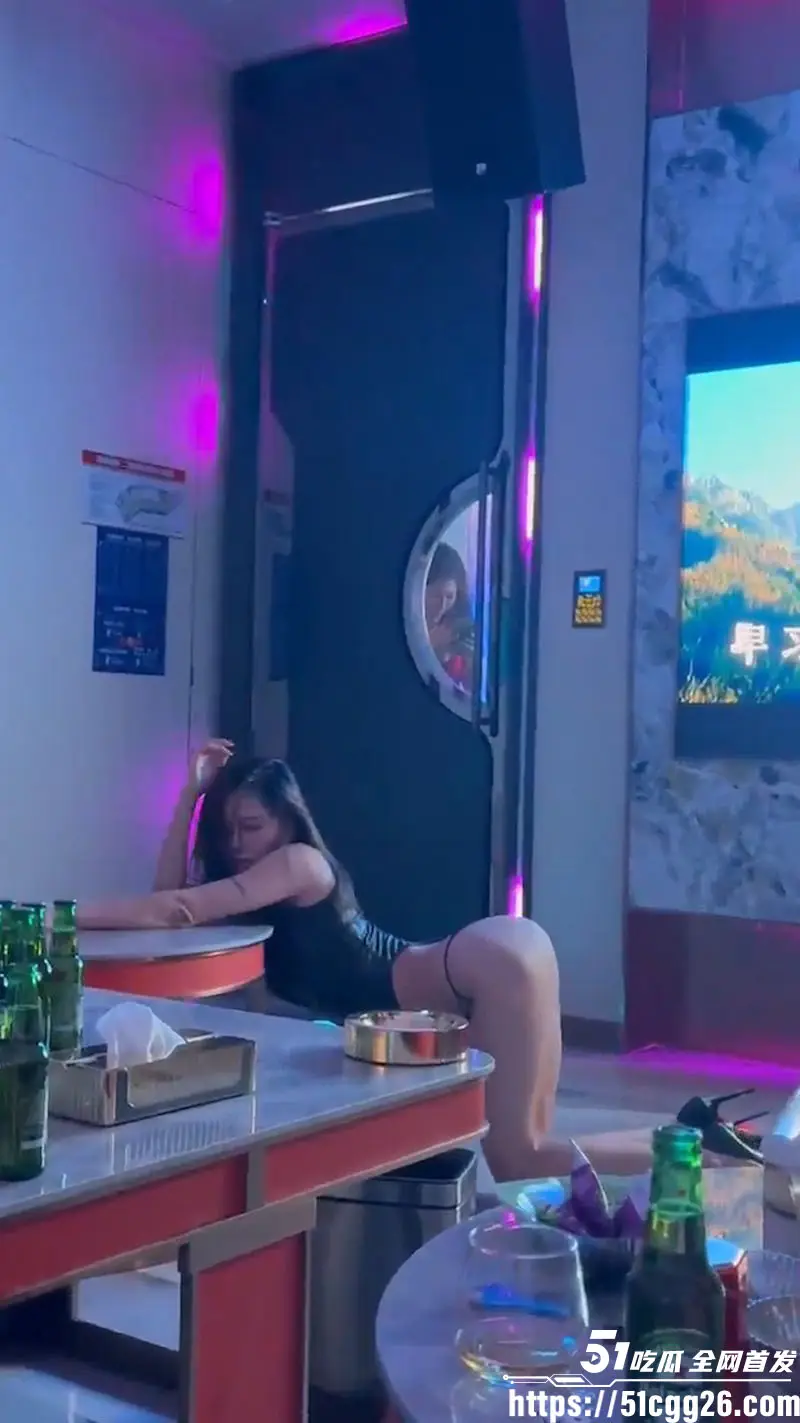 商K淫乱生活合集曝光!纸醉金迷包间金主帝王服务 比基尼小姐姐边跳舞边被摸奶 穷人永接触不到的极致欢乐! 图3